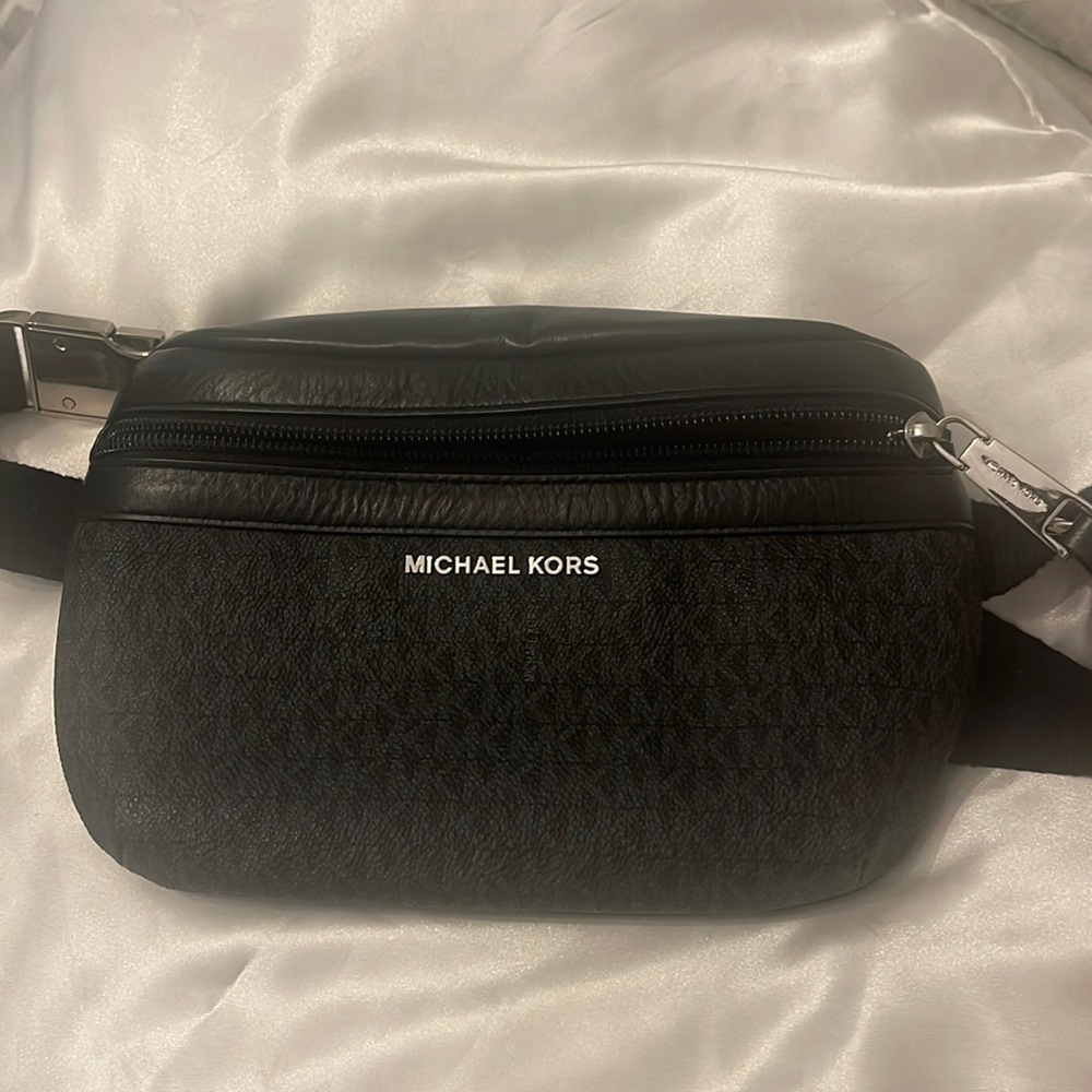 jetset style Michael Michael Kors's travel beltbag emblazoned signature monogram